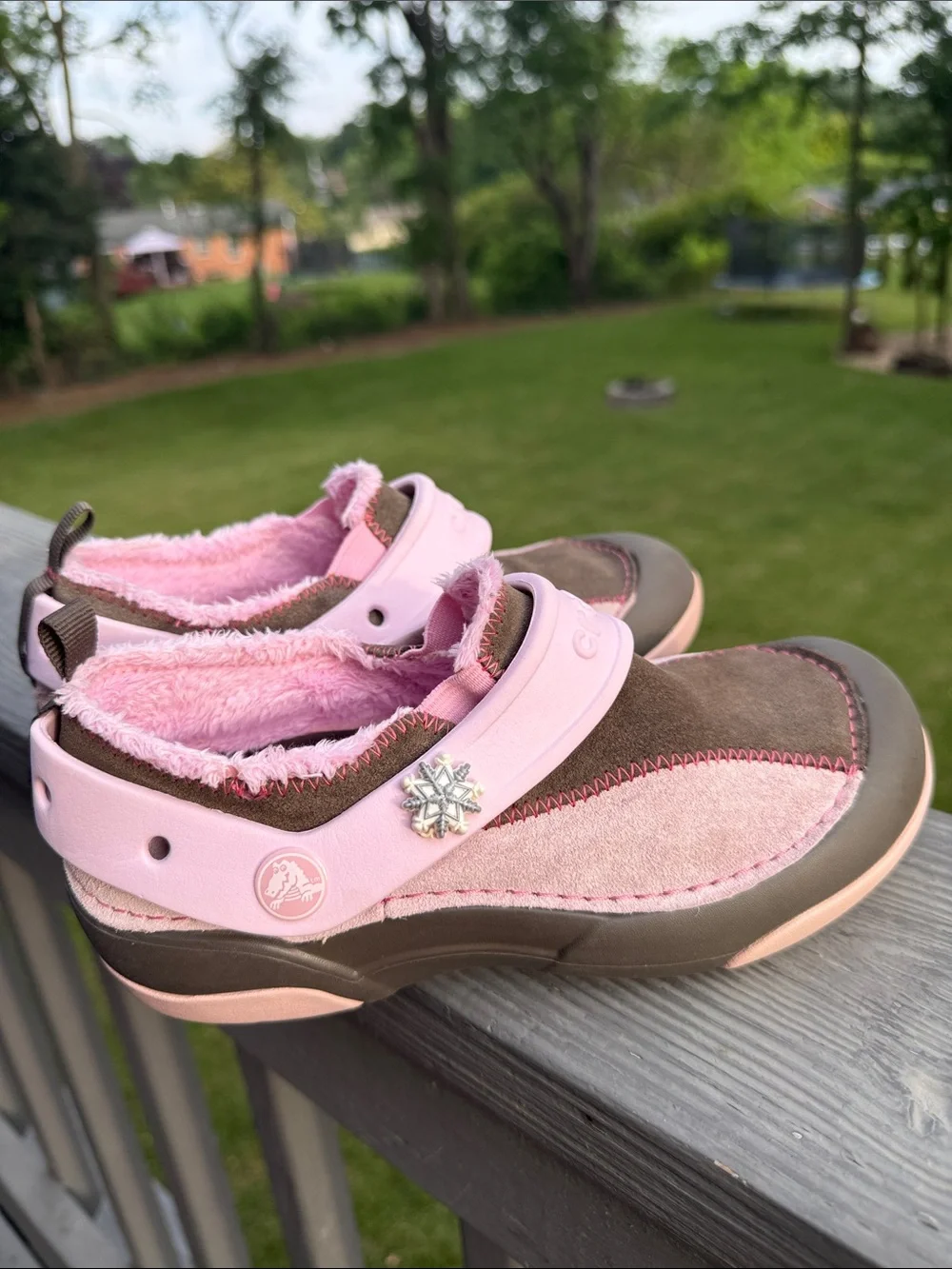 CROCS Dawson Big Kid’s Suede (w/Faux Fur Lining) Clog (Size: J2)(EUC)